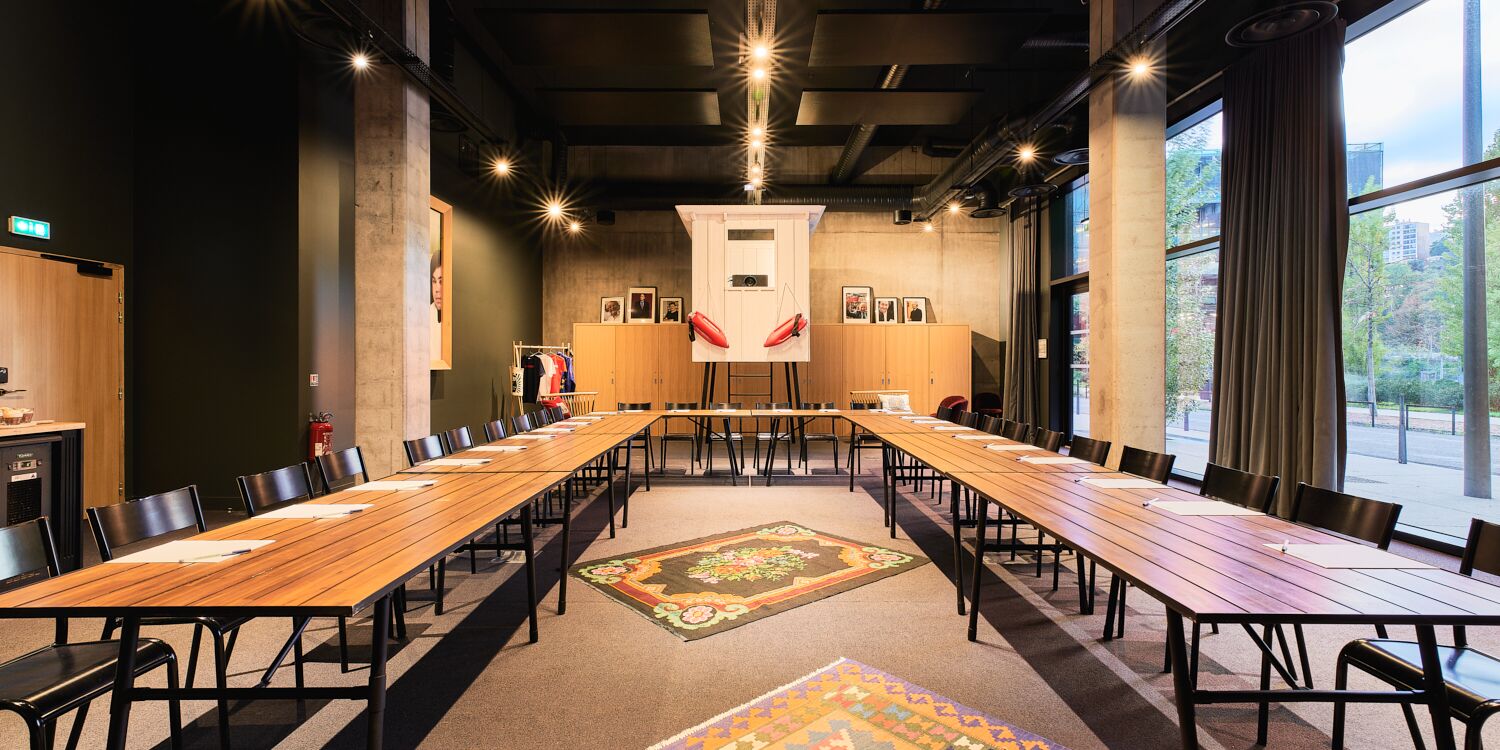 Mob Hotel Lyon Confluence, espace de team building avec configuration flexible et vue sur le quartier