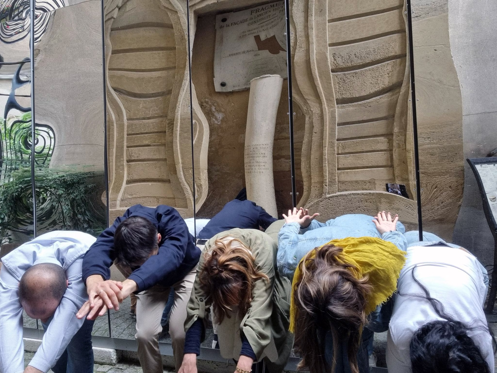Équipe en train de résoudre des énigmes dans les ruelles du Marais à Paris lors d'un jeu de piste team building entreprise
