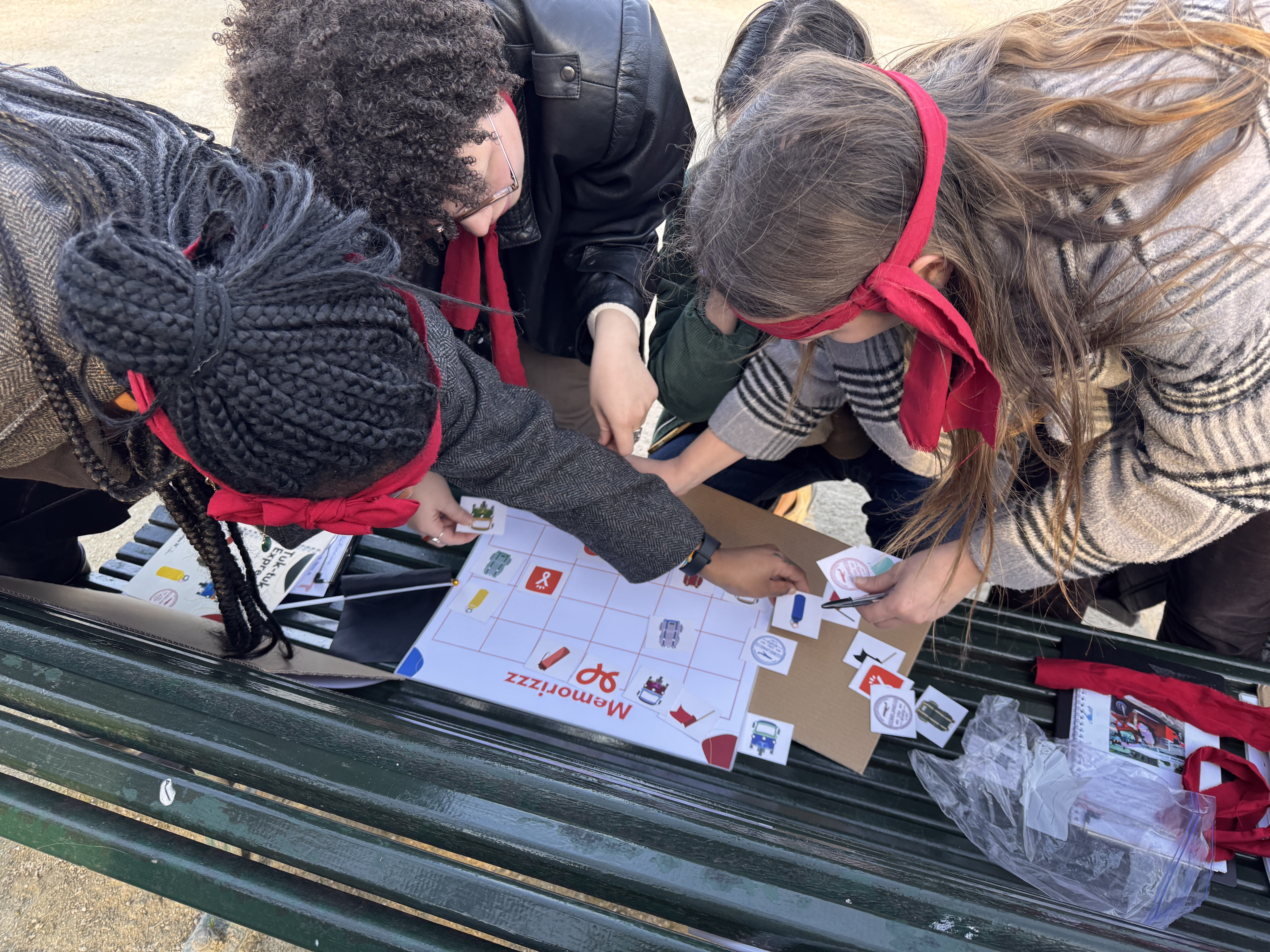 Équipe en train de résoudre des énigmes lors d'un rallye jeu de piste dans le Quartier Latin à Paris, activité cohésion équipe clé en main