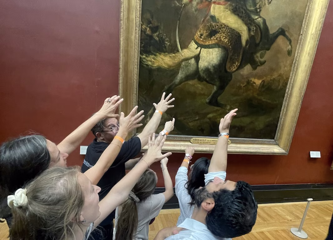 Participants en équipe explorant les galeries du musée du Louvre lors d'un rallye team building Yaazzz, roadbook en main