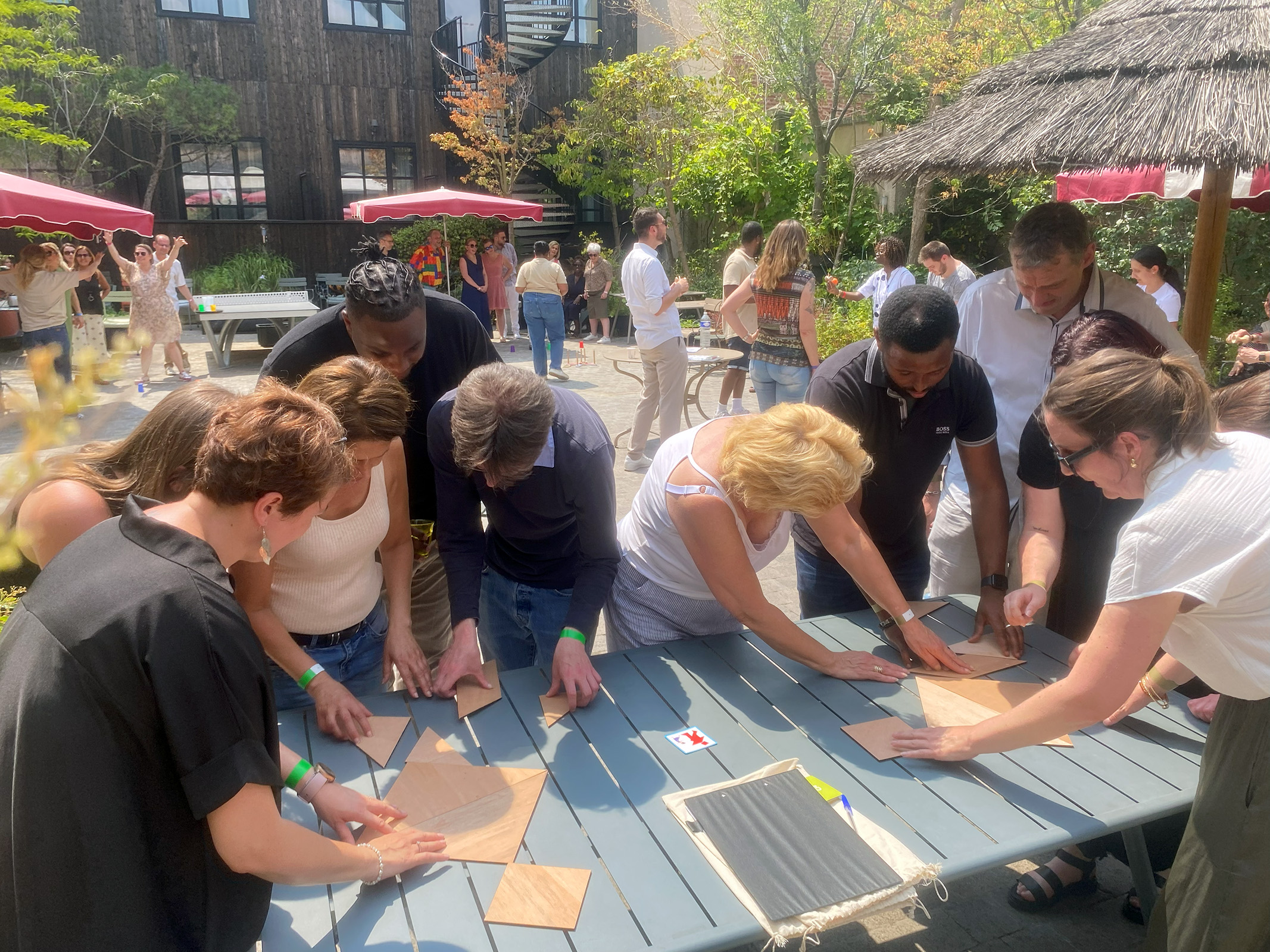 Équipes d'entreprise engagées dans une activité de cohésion en plein air lors d'une garden party team building, ambiance décontractée et dynamique