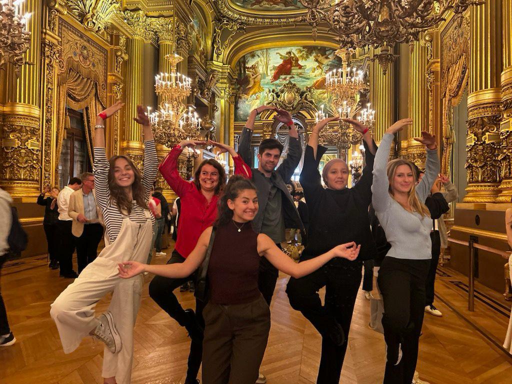 Groupe d'entreprise explorant l'Opéra Garnier lors d'un rallye team building Yaazzz, dans le grand foyer orné de dorures