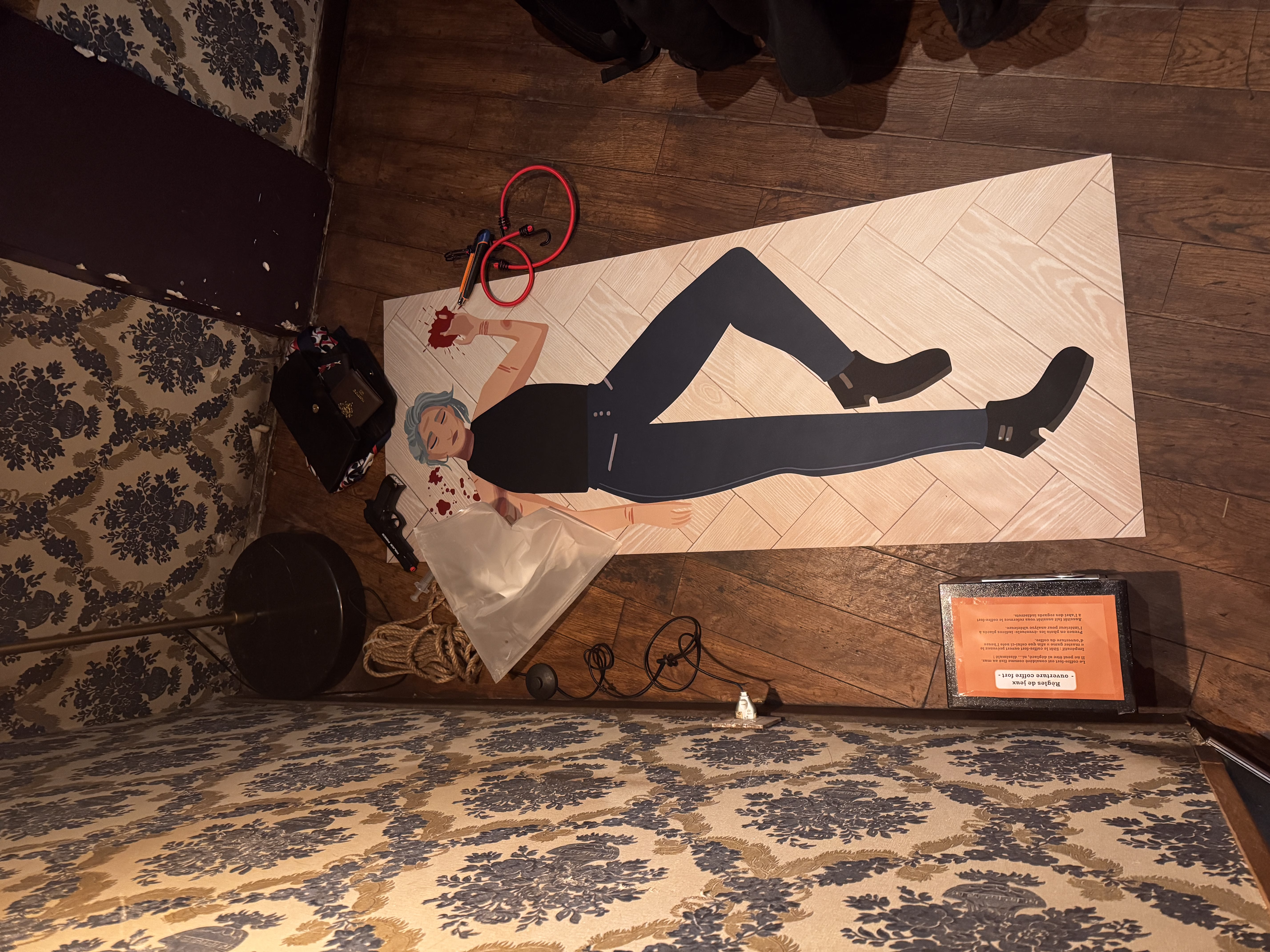 Participants en équipe lors d'une animation Murder Party en entreprise, en train d'analyser des indices sur une table