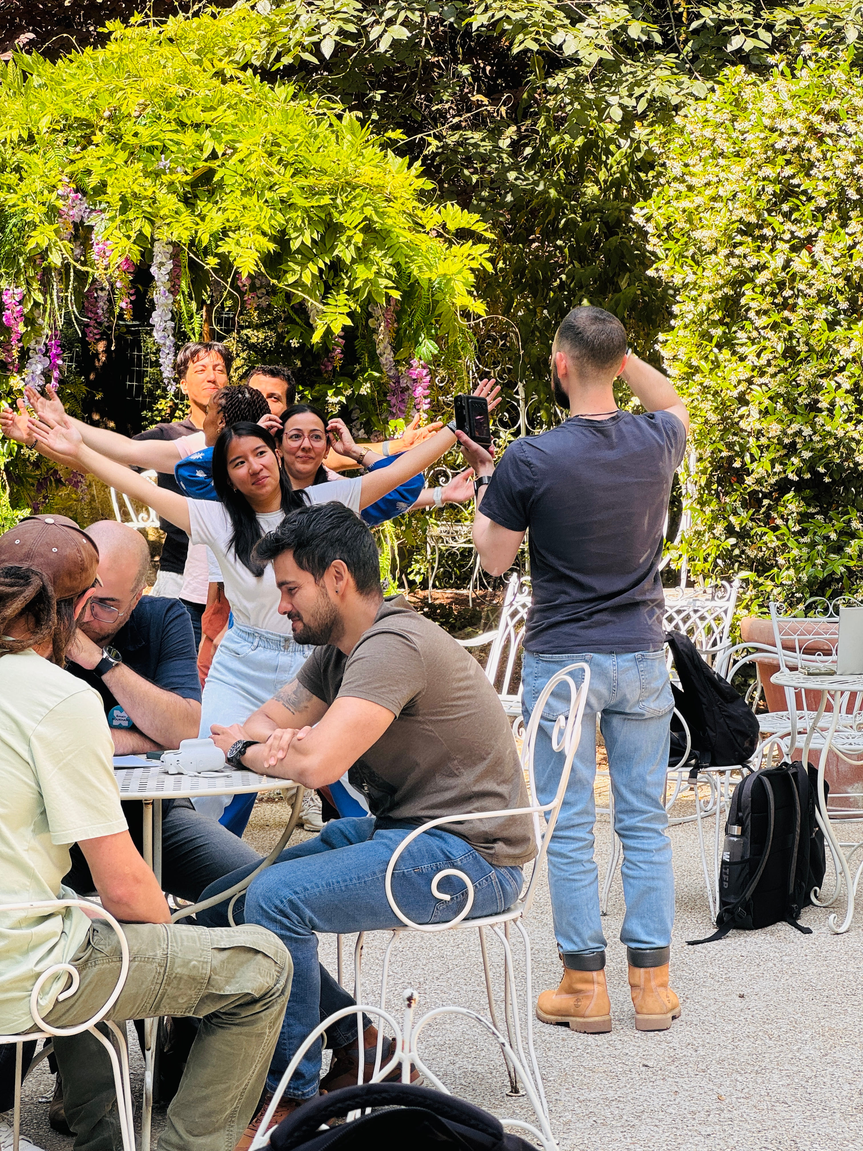 Participants d'un team building Défi Polaroïd en extérieur, chaque équipe tient ses photos instantanées pour assembler une fresque collective