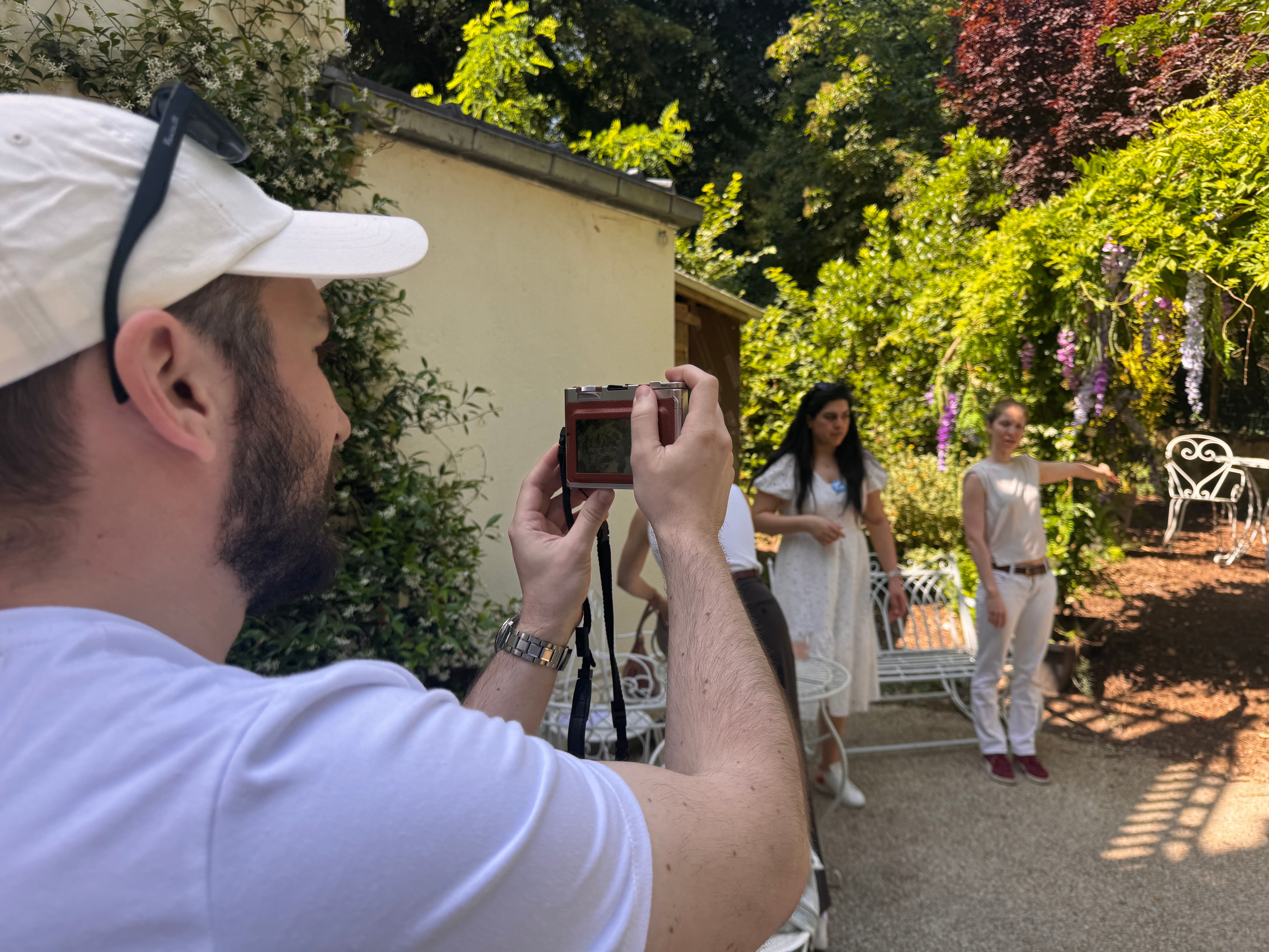 Équipes d'entreprise en train de réaliser des défis photo créatifs en extérieur avec des appareils instantanés Polaroïd, ambiance dynamique de rallye team building
