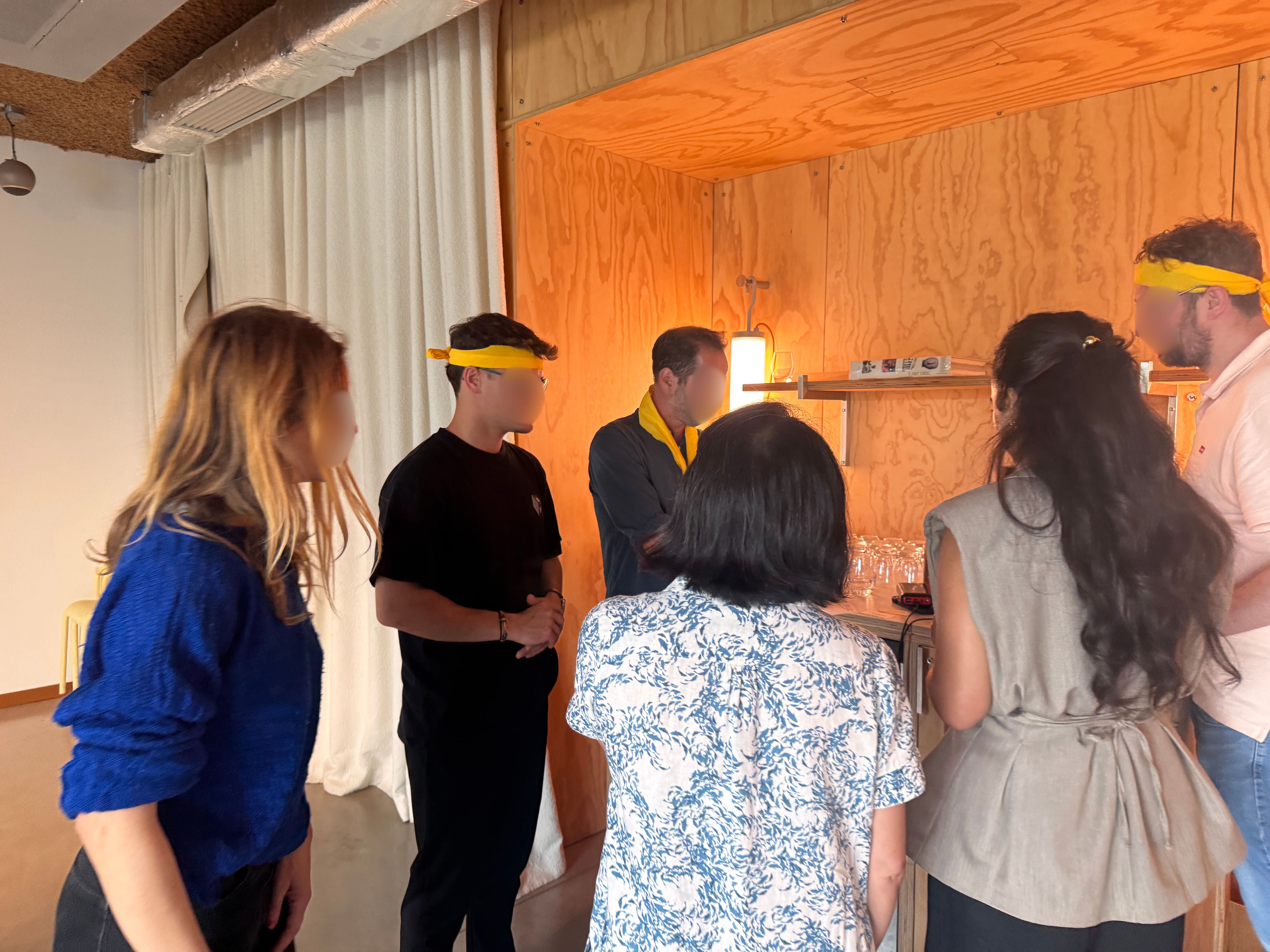 Groupe de participants en atelier théâtre d'improvisation en entreprise, animé par un comédien professionnel dans une salle de séminaire