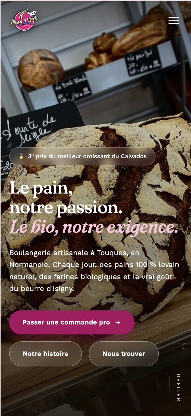 Vitrine mobile du site Alison et Loïck livré par Tabl, face à un template Wix générique