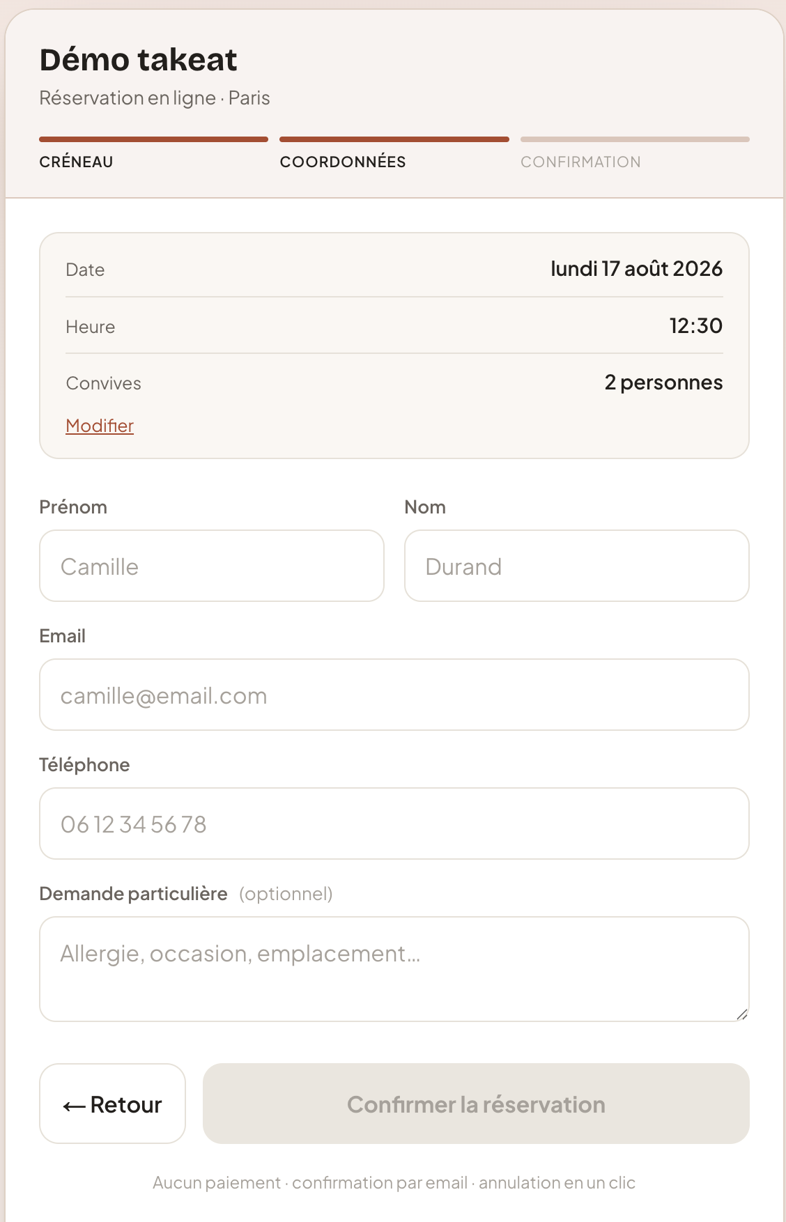 Widget de réservation en ligne intégré sur site restaurant avec formulaire et code d'intégration visible