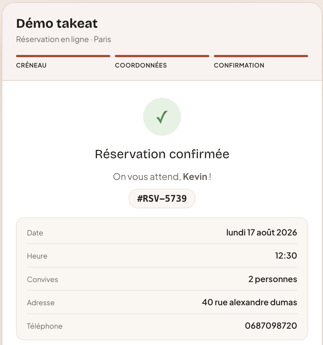 Widget de réservation en ligne intégré sur site restaurant avec formulaire et code d'intégration visible