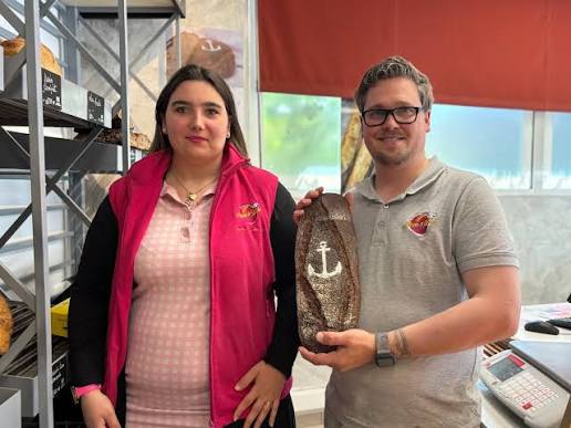 Alison et Loïck au comptoir de leur boulangerie, en plein service
